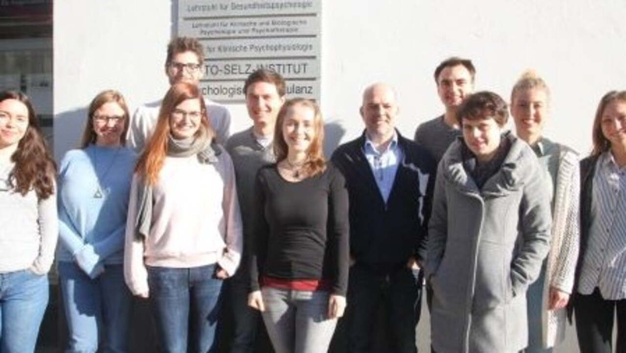 Willkommen Gruppenbild des Lehrstuhls vor einem universitären Gebäude, HWS 2018