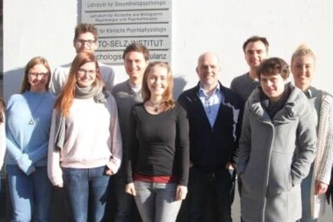 Gruppenbild des Lehrstuhls vor einem universitären Gebäude, HWS 2018