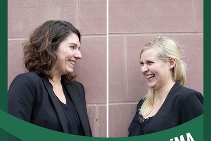 Dr. Anne-Sophie Waag (links) und Dr. Meike Bonefeld (rechts) stehen nebeneinander vor einer Wand und schauen sich lachend an. Das Bild ist grün umradet, in der unteren Bildleiste steht in einem grün geschwungenen Streifen "GreenUniMA".