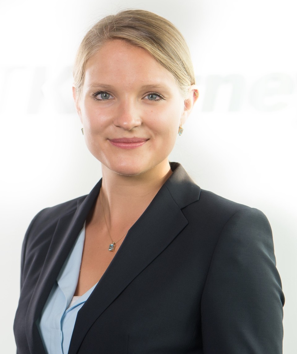 Rebecca Meier hat ihre blonden Haare zu einem Zopf gebunden. Sie trägt ein hellblaus Hemd mit einem schwarzen Blazer darüber