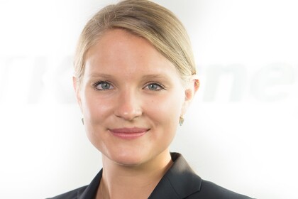 Rebecca Meier hat ihre blonden Haare zu einem Zopf gebunden. Sie trägt ein hellblaus Hemd mit einem schwarzen Blazer darüber