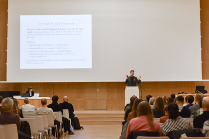 Welttag der Philosophie 2022: Blick aus dem Publikum auf die Bühne beim Vortrag von Prof. Dr. Tobias Rosefeldt