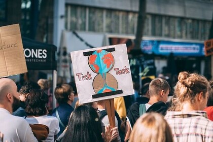Blick auf eine Menschengruppe, die an einer Umwelt-Demo teilnehmen.