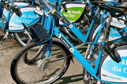 Ansammlung mehrerer VRN Next Fahrräder vor dem Schloss Mannheim. Link: Instagram VRN Next Bikes