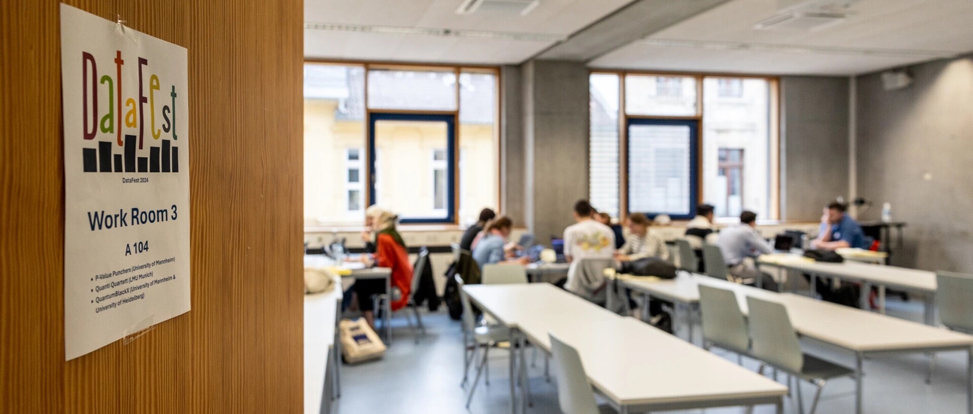 Seminarraum in dem Studierende sitzen