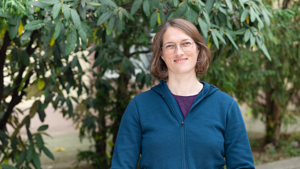 Prof. Dr. Astrid Lembke. Sie lächelt, trägt eine Brille und eine türkisfarbene Sweatjacke.