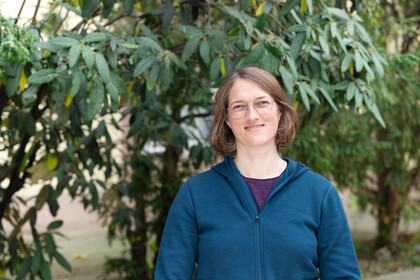 Prof. Dr. Astrid Lembke. Sie lächelt, trägt eine Brille und eine türkisfarbene Sweatjacke.