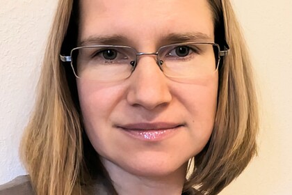 Porträt von Olga Stavrova. Frau mit blonden Haaren und einer Brille.