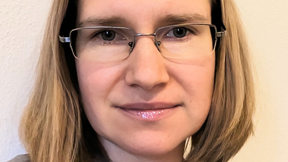 Porträt von Olga Stavrova. Frau mit blonden Haaren und einer Brille.