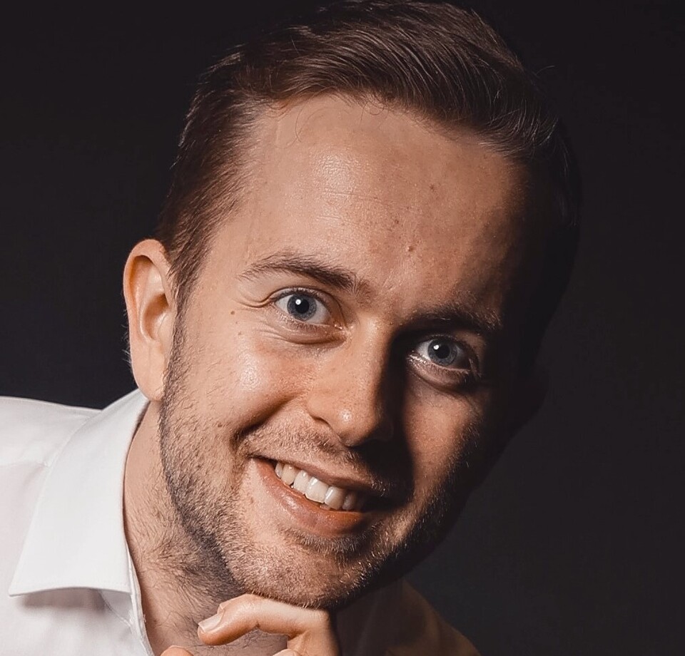Moritz Ingendahl dressed in white shirt in front of dark background