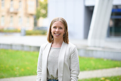 Porträtfoto von Frau mit blonden Haaren namens Dr. Sandra Morgenstern