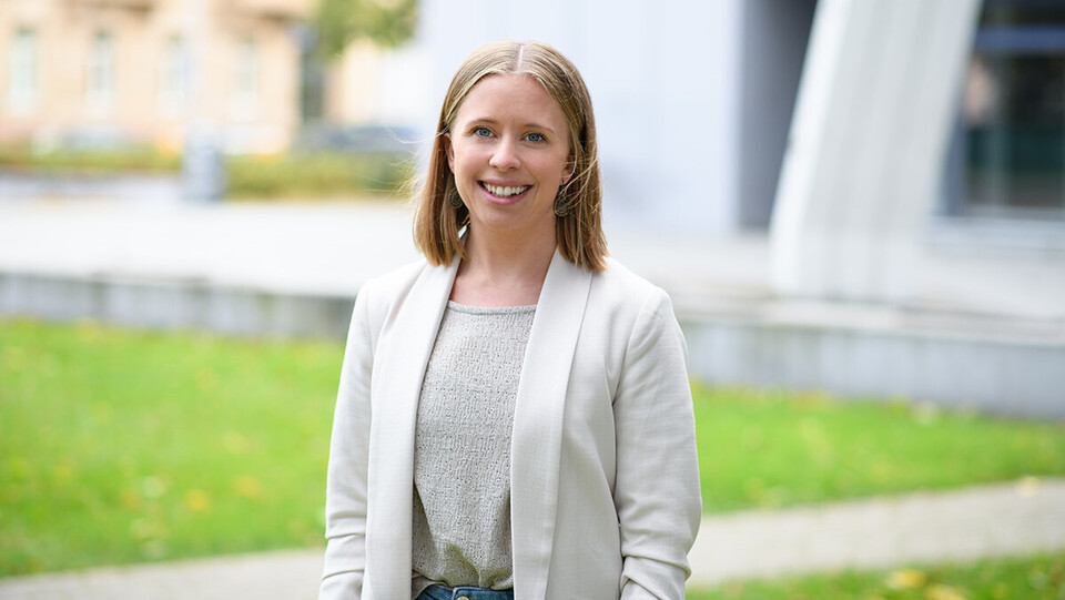 Porträtfoto von Frau mit blonden Haaren namens Dr. Sandra Morgenstern