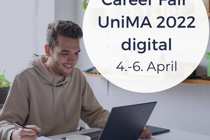 Oben rechts steht: "Career Fair UniMA 2022 digital. 4. bis 6. April". Links sitzt ein Student vor einem Laptop und macht sich Notizen. Er hat kurze braune Haare und trägt einen beigen Kapuzenpullover. 