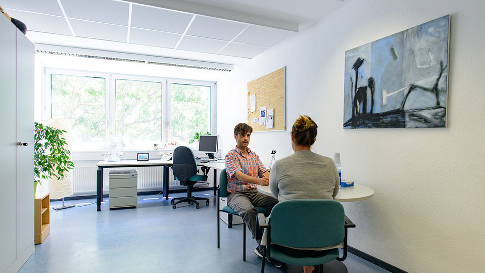 Büro, in der eine Sprechstunde abgehalten wird