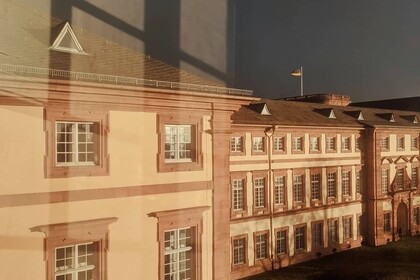 Seitlicher Blick auf die Universität Mannheim bei der Abenddämmerung.
