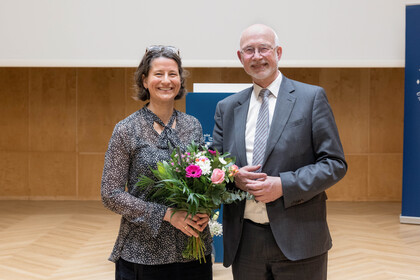 Die neue Kanzlerin Dr. Katrin Schoppa-Bauer bekommt vom Rektor der Universität Mannheim, Prof. Dr. Thomas Puhl, einen Blumenstrauß überreicht.