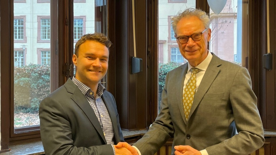 Dekan Lutz schüttelt Prof. Bauer die Hand