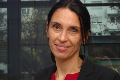 Frau Prof. Keuper hat schulterlange, glatte, dunkle Haare zu einem Pferdeschwanz gebunden