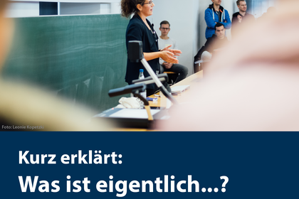 Eine Dozentin hält eine Rede an der Universität Mannheim. Das Logo ist zu sehen. Unten steh ein Text: "Kurz erklärt: Was ist eigentlich...? Die Online-Vortragsreihe der Universität Mannheim. Jetzt kostenlos anmelden!"