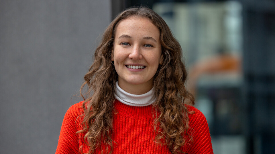 Portrait von Sarah Forst vor einem Gebäude