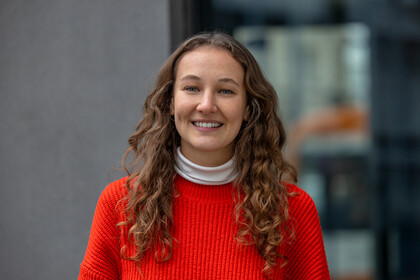 Portrait von Sarah Forst vor einem Gebäude