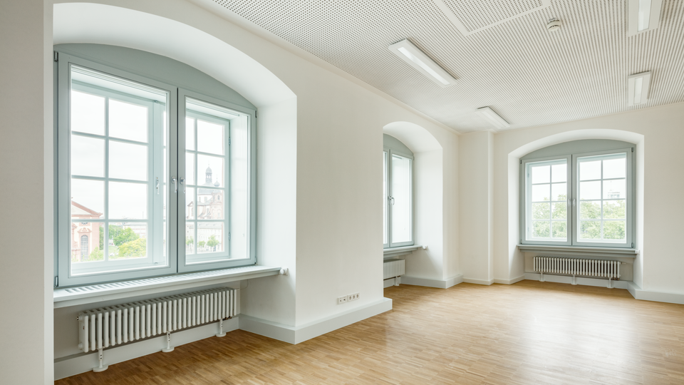 Leerer Raum mit drei großen Fenstern