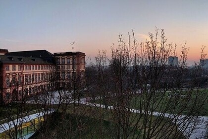 Aufnahme des Westflügels bei Sonnenuntergang.