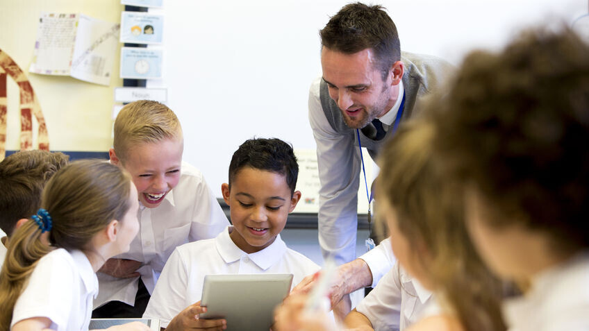 Eine Lehrperson erklärt Schüler*innen etwas