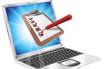 Ein Laptop ist aufgeklappt. Auf dem Bildschirm ist ein Klemmbrett mit angekreuzten Kästchen und einem roten Stift zu sehen.