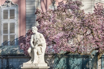 Eine Statue steht vor einem Schloss