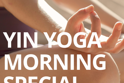 Person macht Yoga mit Schriftzug