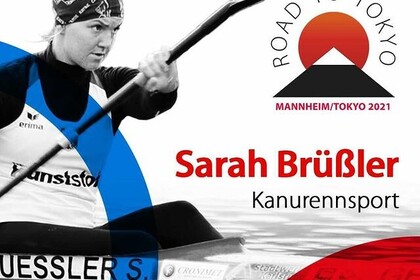links ist Sarah Brüßler abgebildet. Sie trägt ihre Haare zu einem Dutt und hält eine Paddel in der Hand. Daneben steht "Road To Tokyo. Mannheim/Tokyo 2021. Sarah Brüßler Kanurennsport".