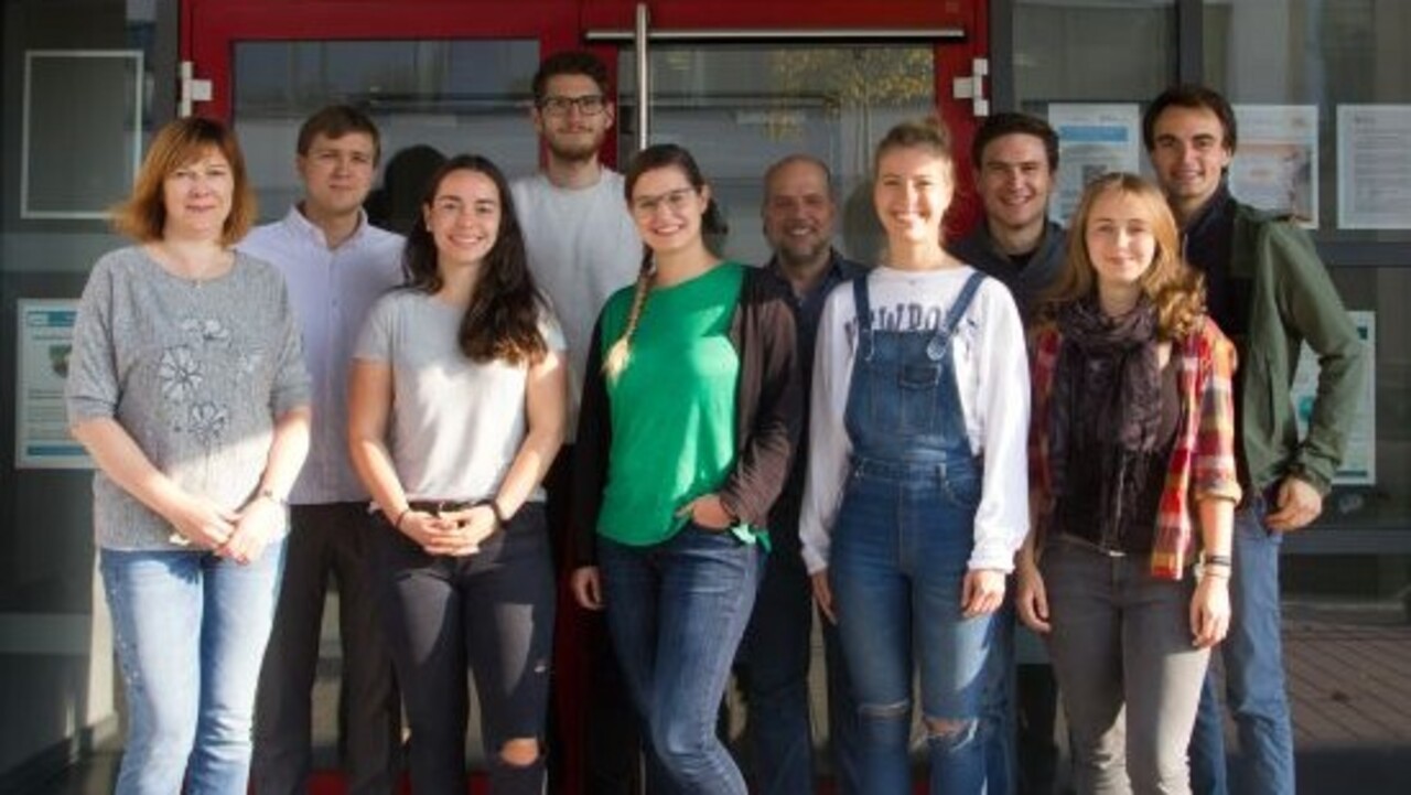 FSS 2018 Gruppenbild des Lehrstuhls vor einem universitären Gebäude, FSS 2018