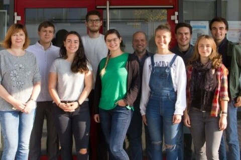 Gruppenbild des Lehrstuhls vor einem universitären Gebäude, FSS 2018