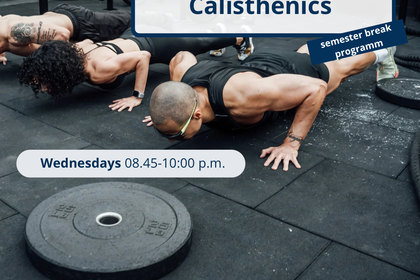 Drei Personen machen Calisthenics Übungen, Gewichte liegen um sie rum. Dazu die Kursbeschreibung Calisthenics.
