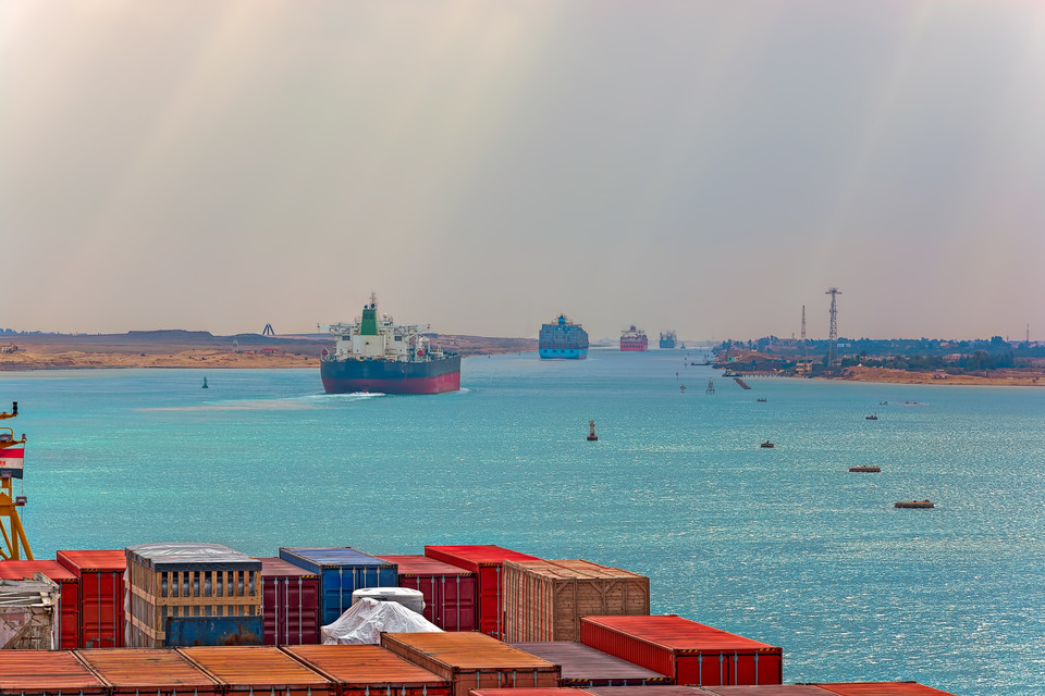 Ein Containerschiff durchquert den Suez-Kanal.