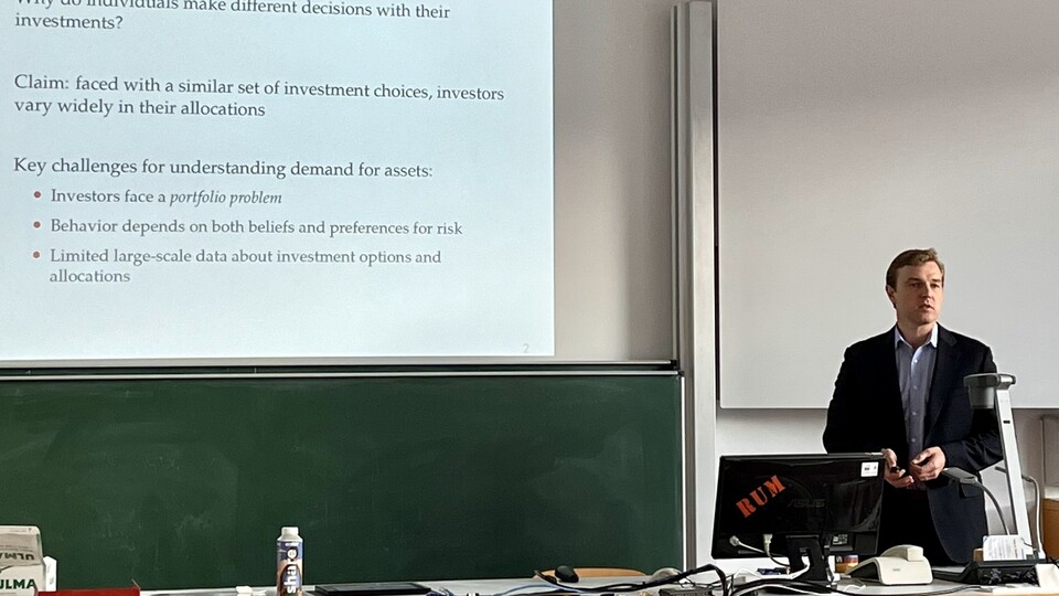 Mark Egan am unterrichten vor einem Whiteboard