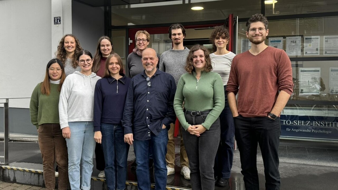 HWS 2024 Gruppenbild des Lehrstuhls vor einem universitären Gebäude, HWS 2024