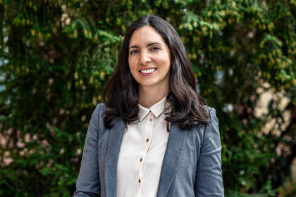Karla Funes. Karla Funes lächelt und trägt einen blauen Blazer sowie eine weiße Bluse.