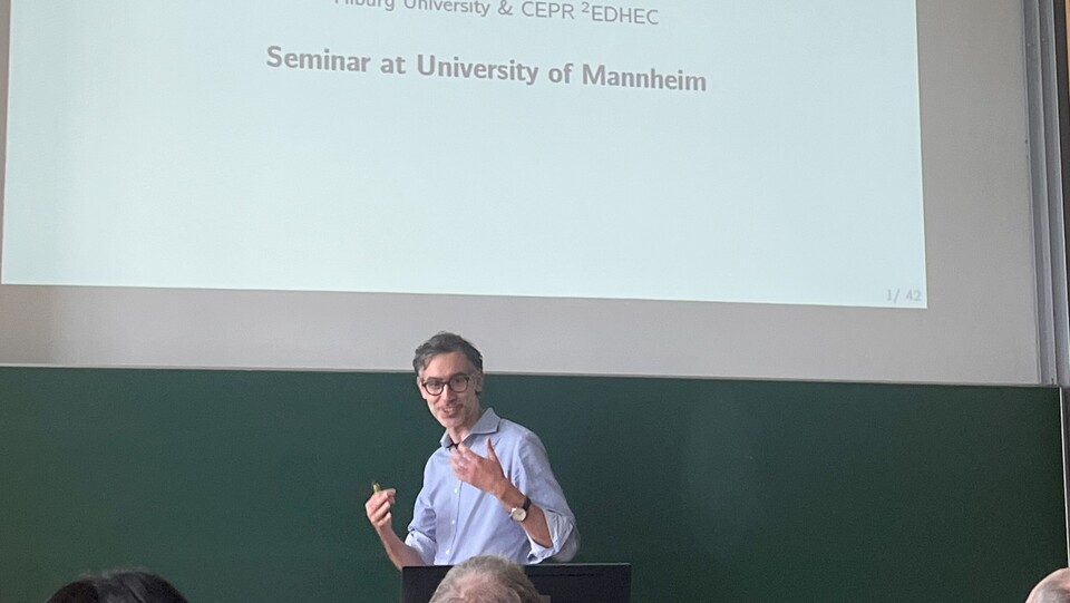 Gianpaolo Parise am unterrichten vor einem Whiteboard