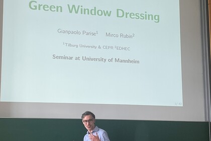 Gianpaolo Parise am unterrichten vor einem Whiteboard