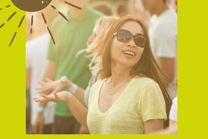 Junge Menschen feiern und tanzen auf einem Festival. Umrandet ist ihr Foto von einem hellgrünen grafischen Rahmen. In der linken Ecke oben darauf eine Sonne gezeichnet. Unterhalb des Bildes steht der Slogan "Lust auf Festival?". Link: Instagram Post myBuddy Festival