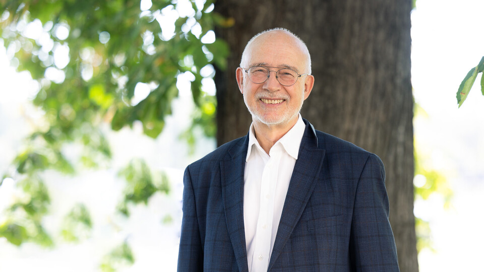 Prof. Dr. Thomas Puhl. Er lächelt freundlich, trägt eine Brille und ein dunkelblaues Jackett.